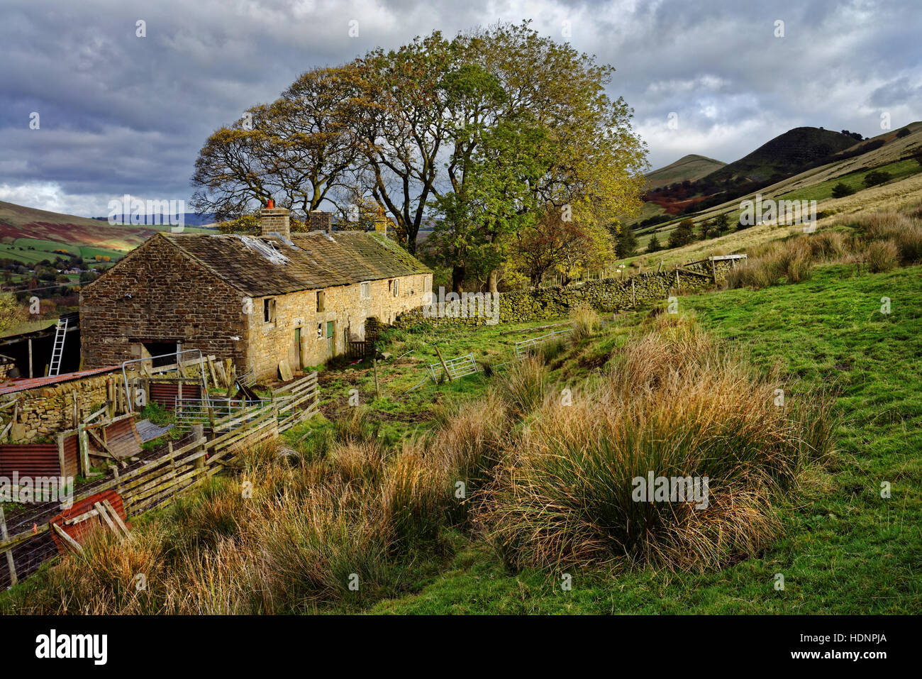 UK,Derbyshire,Peak District,Old Farmhouse below Hollins Cross and The Great Ridge Stock Photo
