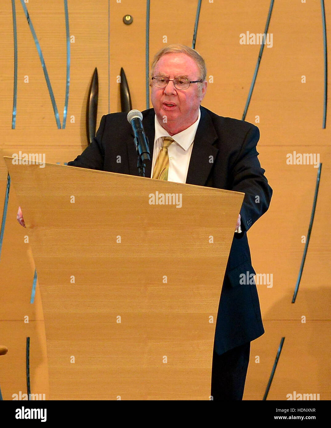 Rabbi speaking hi-res stock photography and images - Alamy