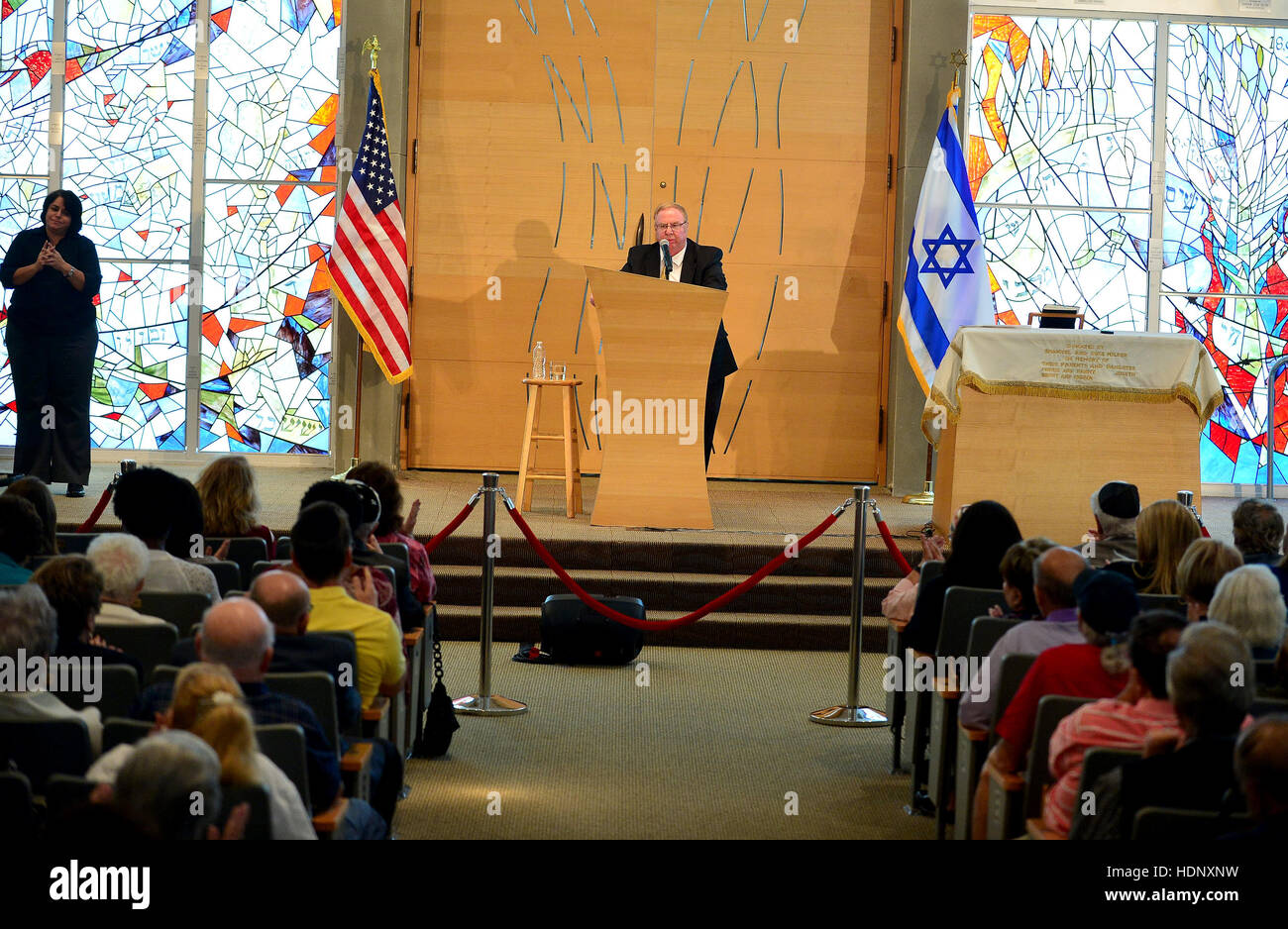 Rabbi speaking hi-res stock photography and images - Alamy