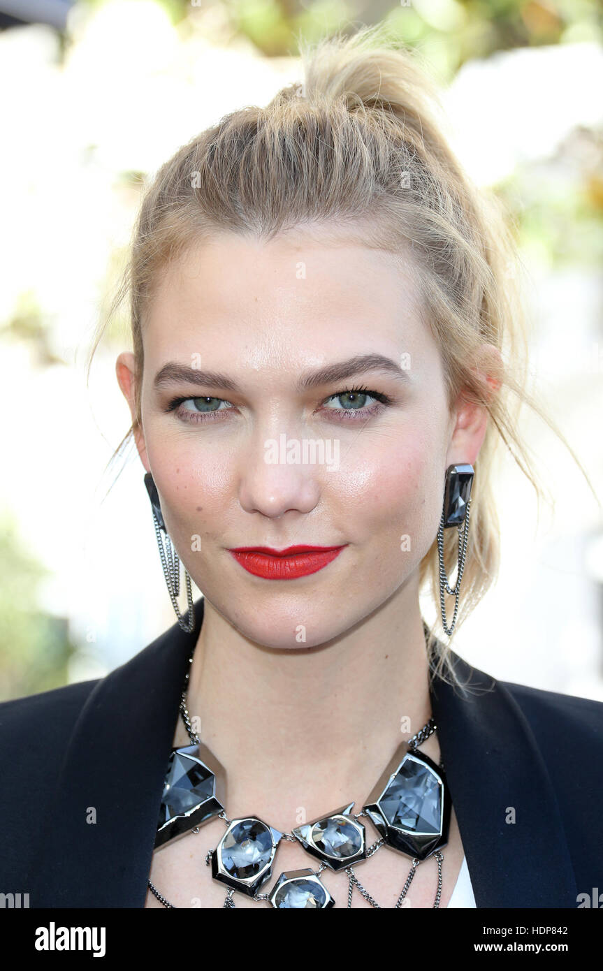 Karlie Kloss Makes An In Store Appearance At Swarovski Featuring Stock Photo Alamy