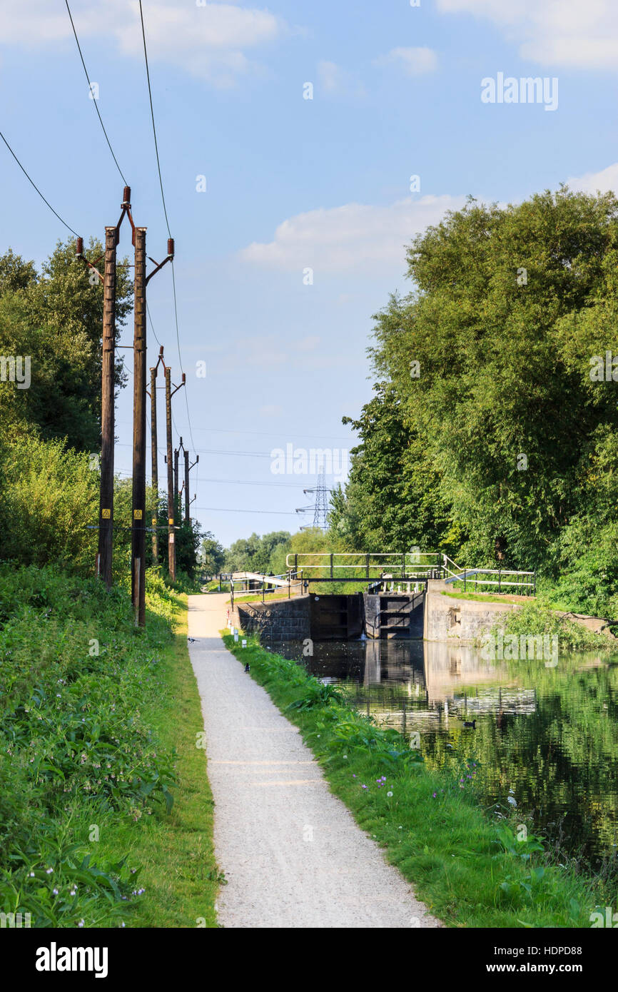Footpath off Fisher's Green Lane by the River Lea Navigation, near Cheshunt, Broxbourne, Hertfordshire, UK Stock Photo