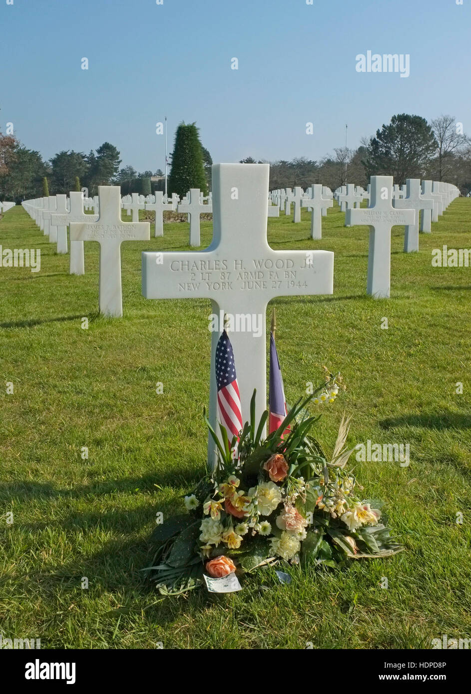 American soldiers near omaha beach hi-res stock photography and images ...
