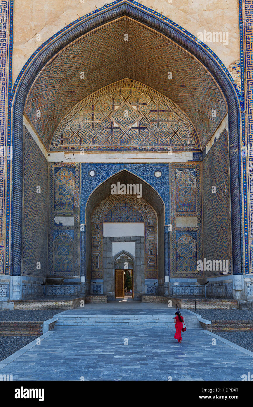 Monumental gate of the Bibi Khanum Mosque in Samarkand, Uzbekistan. Stock Photo