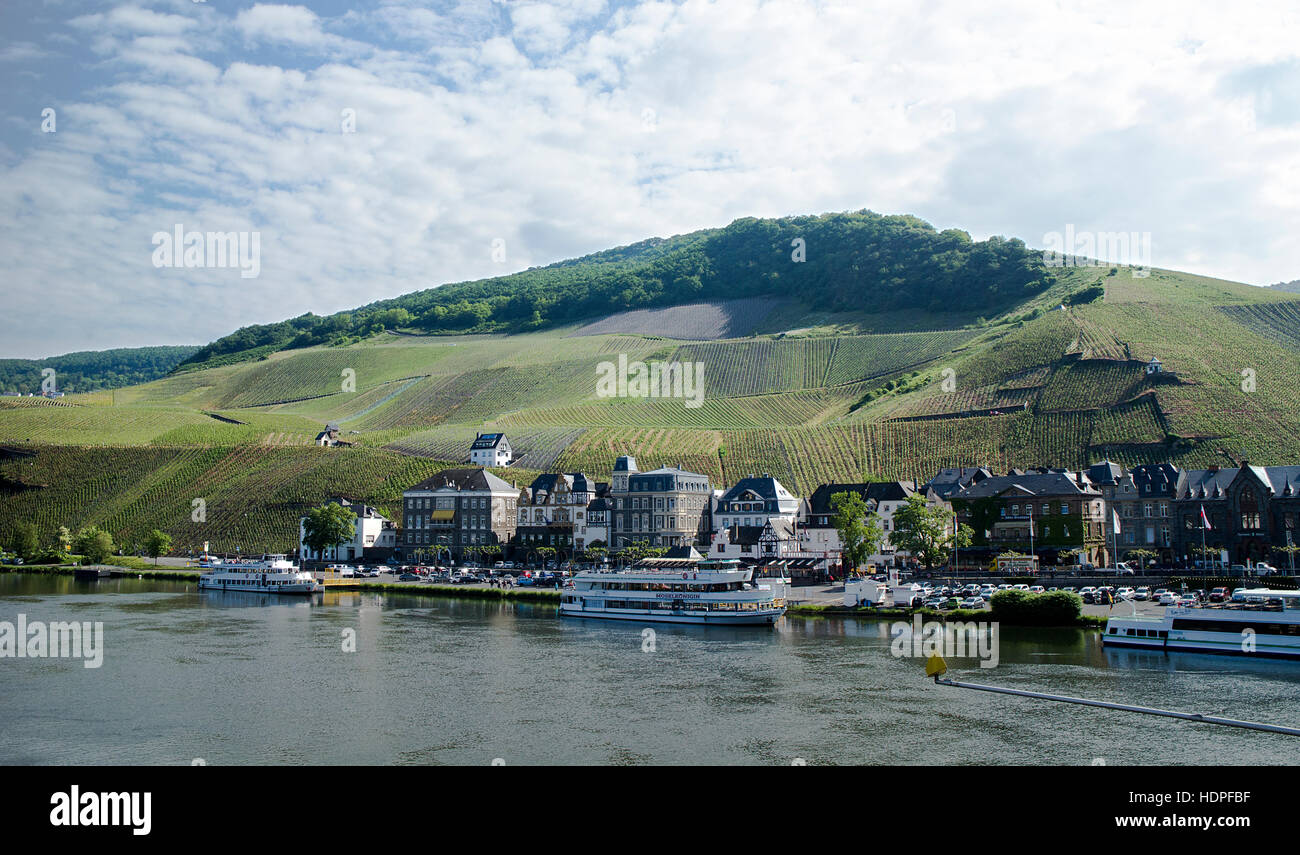 Mosel river and vineyards on hillside, Bernkastel-Kues, Rhineland-Palatinate, Germany Stock Photo