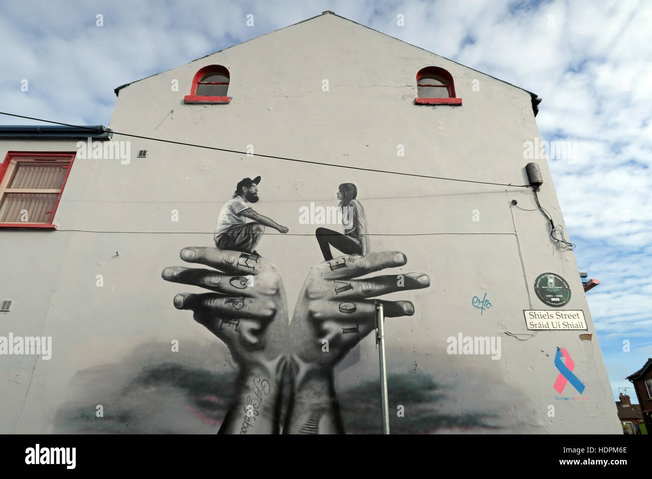 Belfast Falls Rd Republican Mural- Hope Love on hands gable end Shiels Street Stock Photo