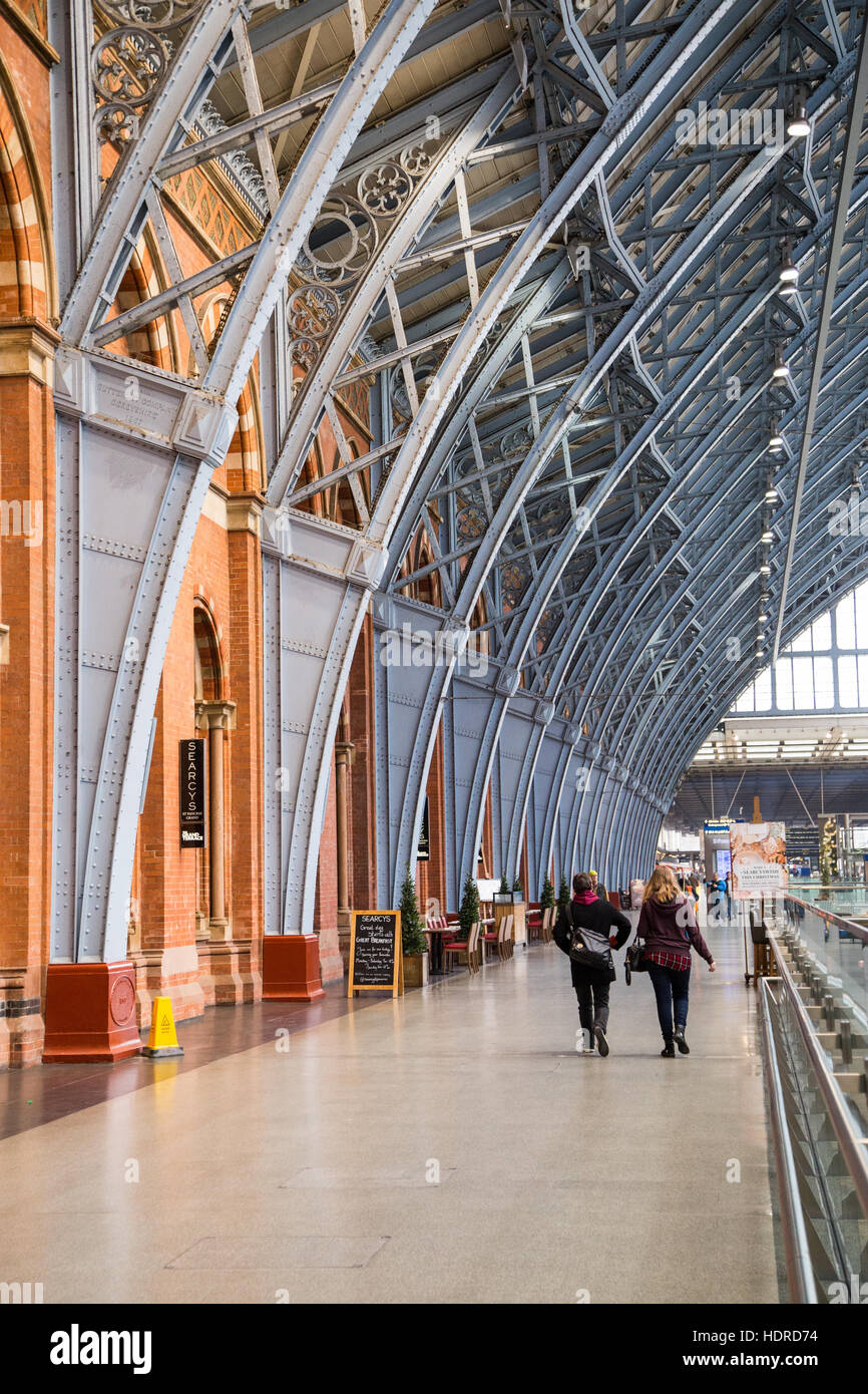 Commuters And Architecture At London St.Pancras, Railway Station Stock ...