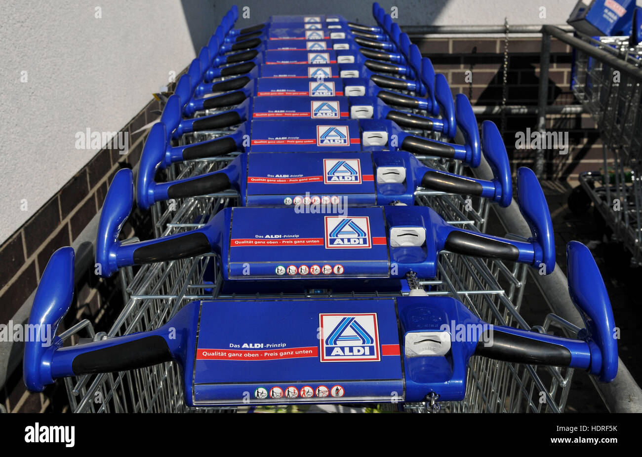 Einkaufswagen, Aldi Markt, Neukoelln, Berlin, Deutschland Stock Photo