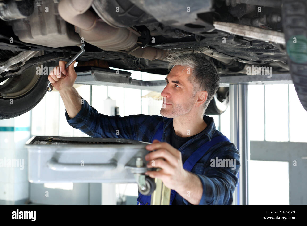Changing the oil in the car services. Car mechanic lists the engine oil