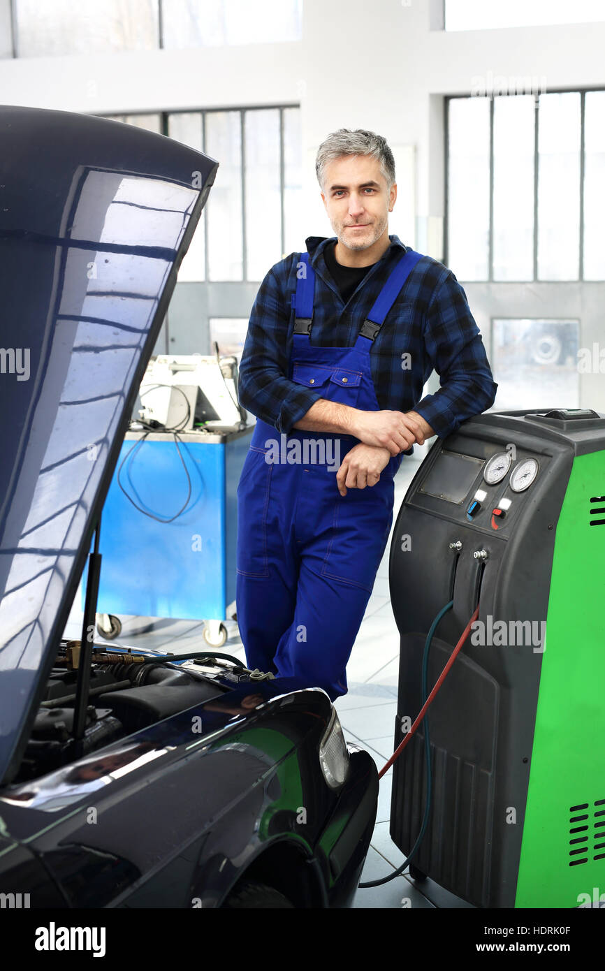 Service car air conditioning. Car airconditioning, studded coolant