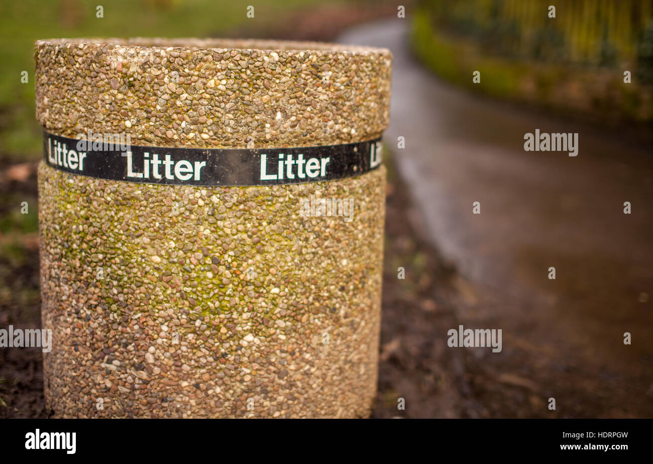 Litter bin concrete hi-res stock photography and images - Alamy