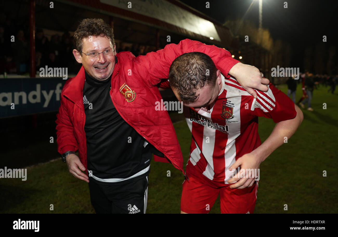 Stourbridge goal scorer Jack Duggan celebrates with manager Gary Hackett at the final whistle of the Emirates FA Cup, Second Round Replay at The War Memorial Athletic Ground, Stourbridge. Stock Photo