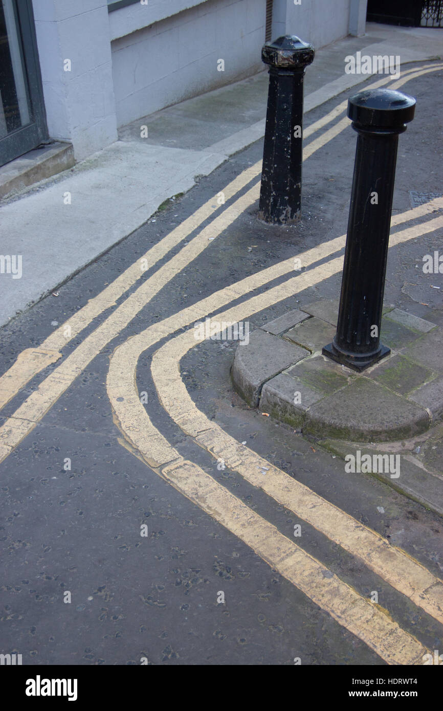 Narrow street car hi-res stock photography and images - Alamy