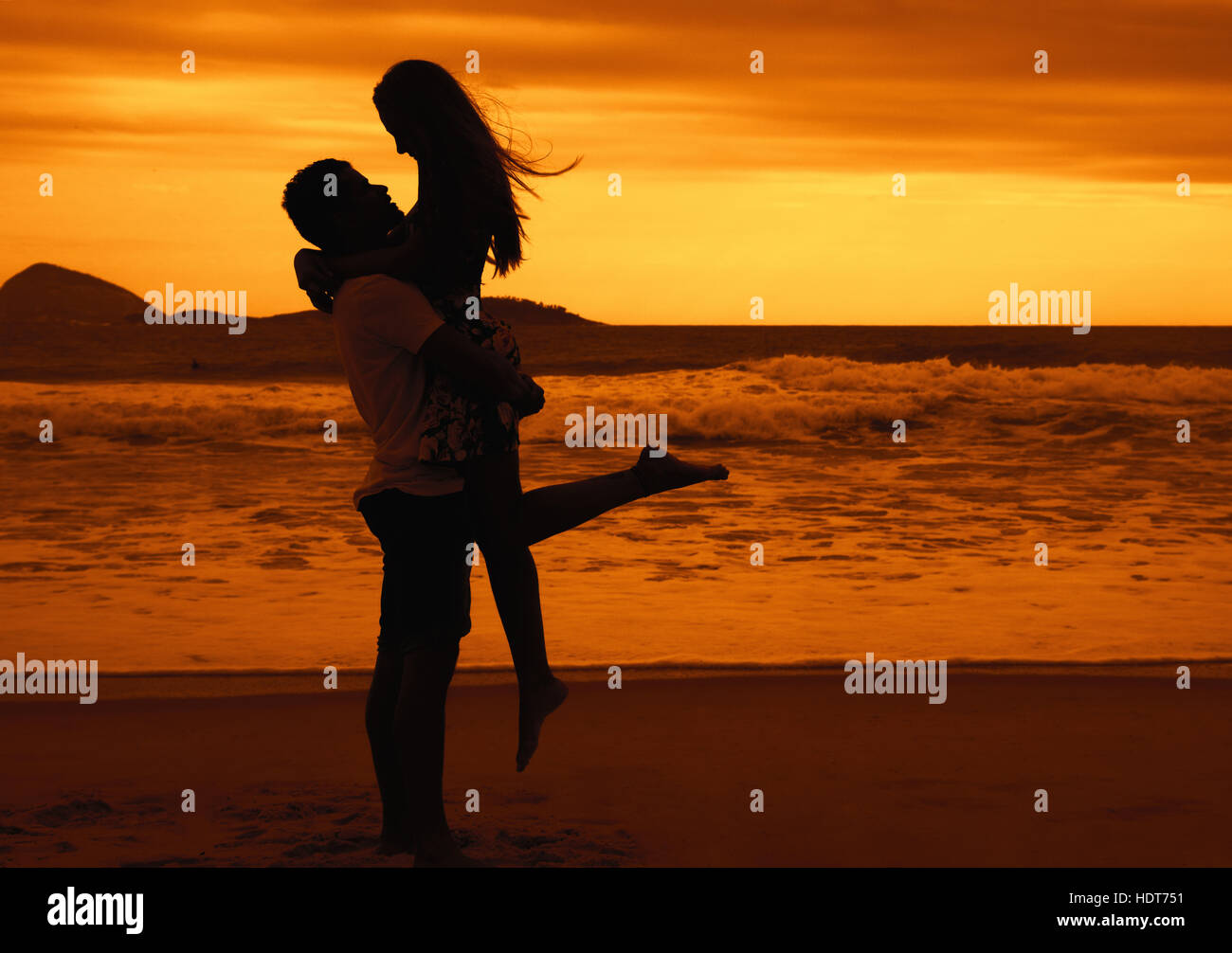 Couple silhouette embrace hi-res stock photography and images - Alamy