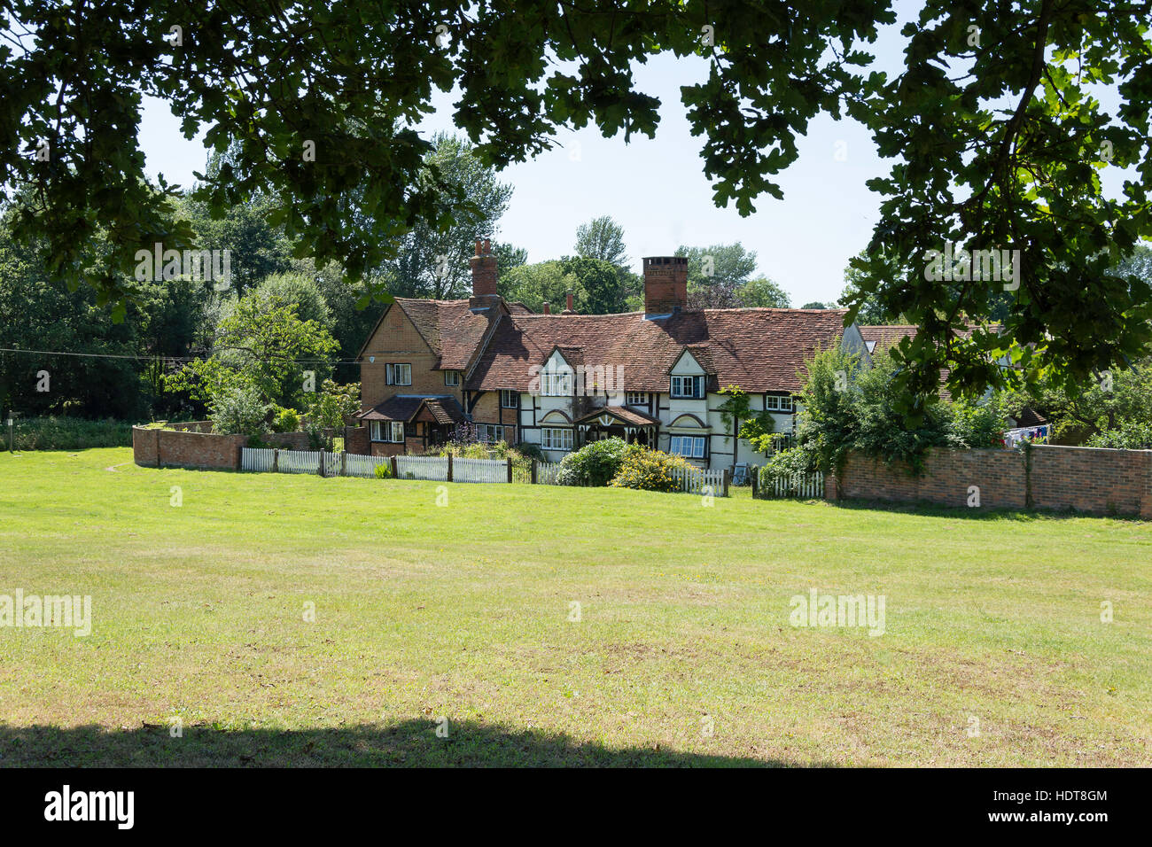 Period cottages on Perry Hill, Worplesdon, Surrey, England, United Kingdom Stock Photo