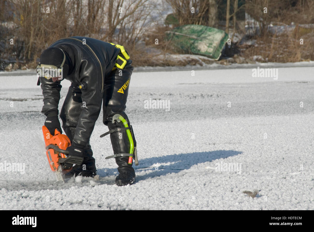 Using a chainsaw hires stock photography and images Alamy