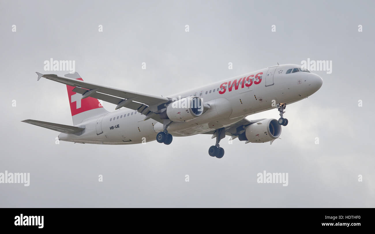 Swiss International Air Lines Airbus a320 HB-IJE on final approach to London-Heathrow Airport LHR Stock Photo