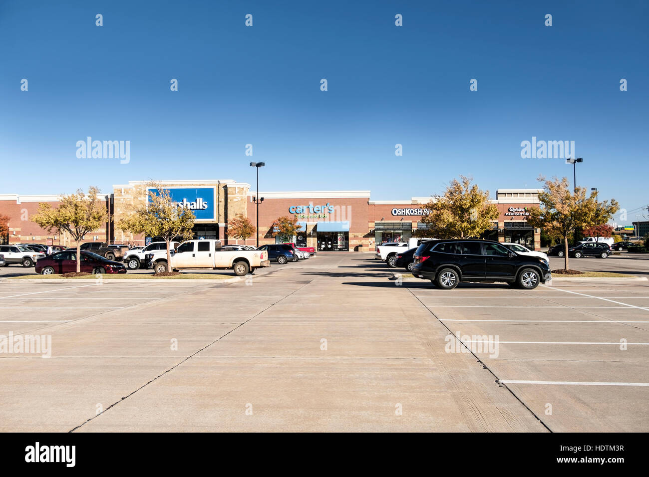 A strip mall and parking lot, showing Marshalls, Carter's, OshKosh B'gosh and Qdoba businesses. Oklahoma City, Oklahoma, USA. Stock Photo