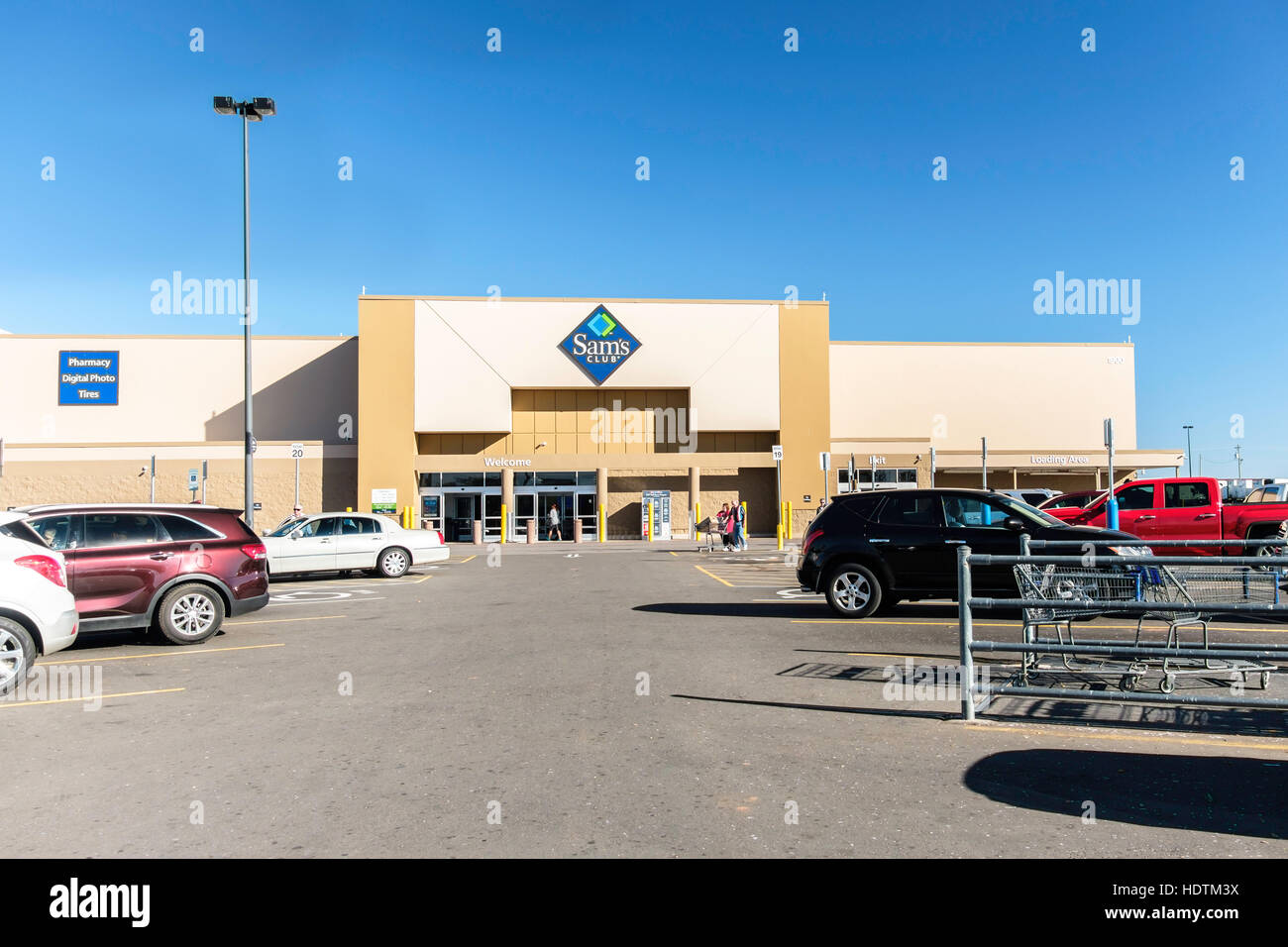 Sam's Club exterior and shoppers. Sam's is a large box store, this one located on Memorial Rd, Oklahoma City, Oklahoma, USA. Stock Photo