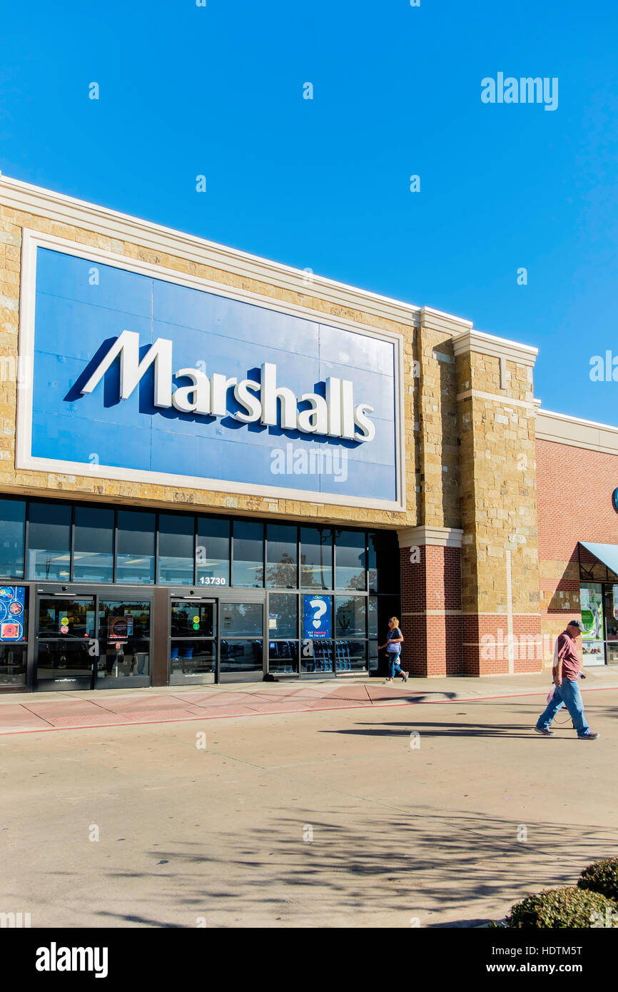 An oblique view of the exterior of Marshalls, an off-price department store on Memorial road, Oklahoma City, Oklahoma, USA. Stock Photo