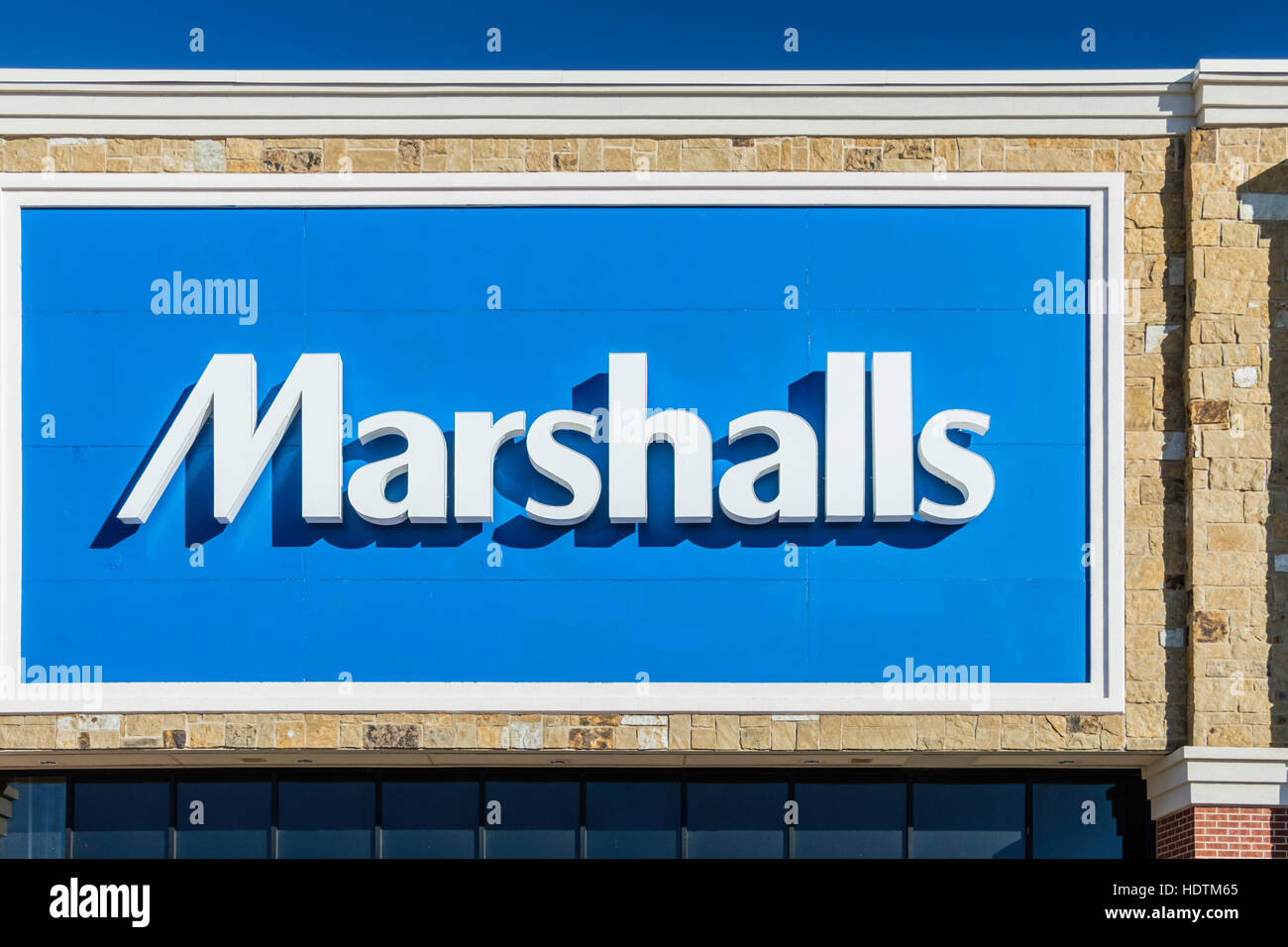 The exterior of Marshalls, an off-price department store on Memorial road, Oklahoma City, Oklahoma, USA. Stock Photo