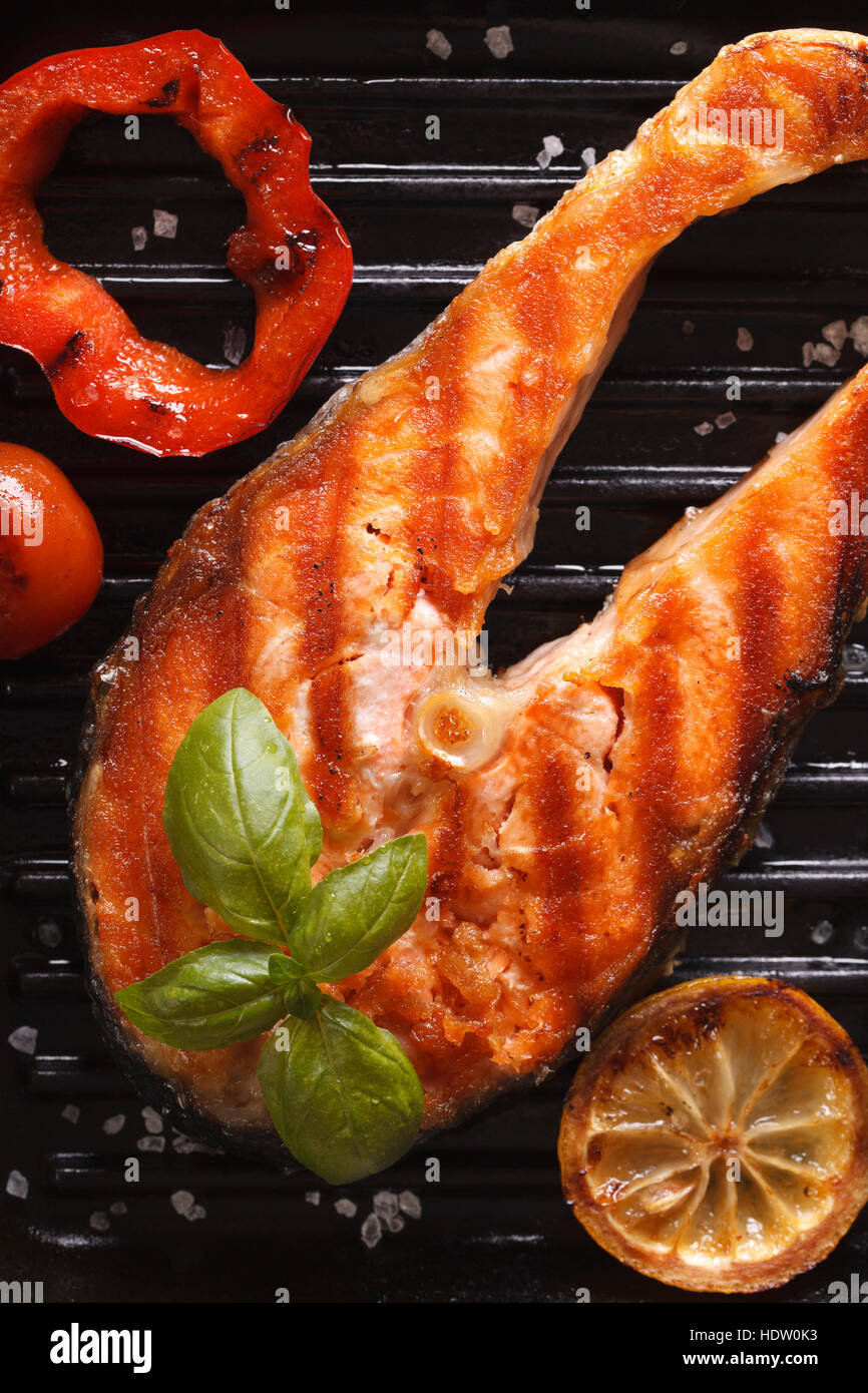 https://c8.alamy.com/comp/HDW0K3/grilled-red-fish-steak-salmon-and-vegetables-on-the-grill-pan-vertical-HDW0K3.jpg