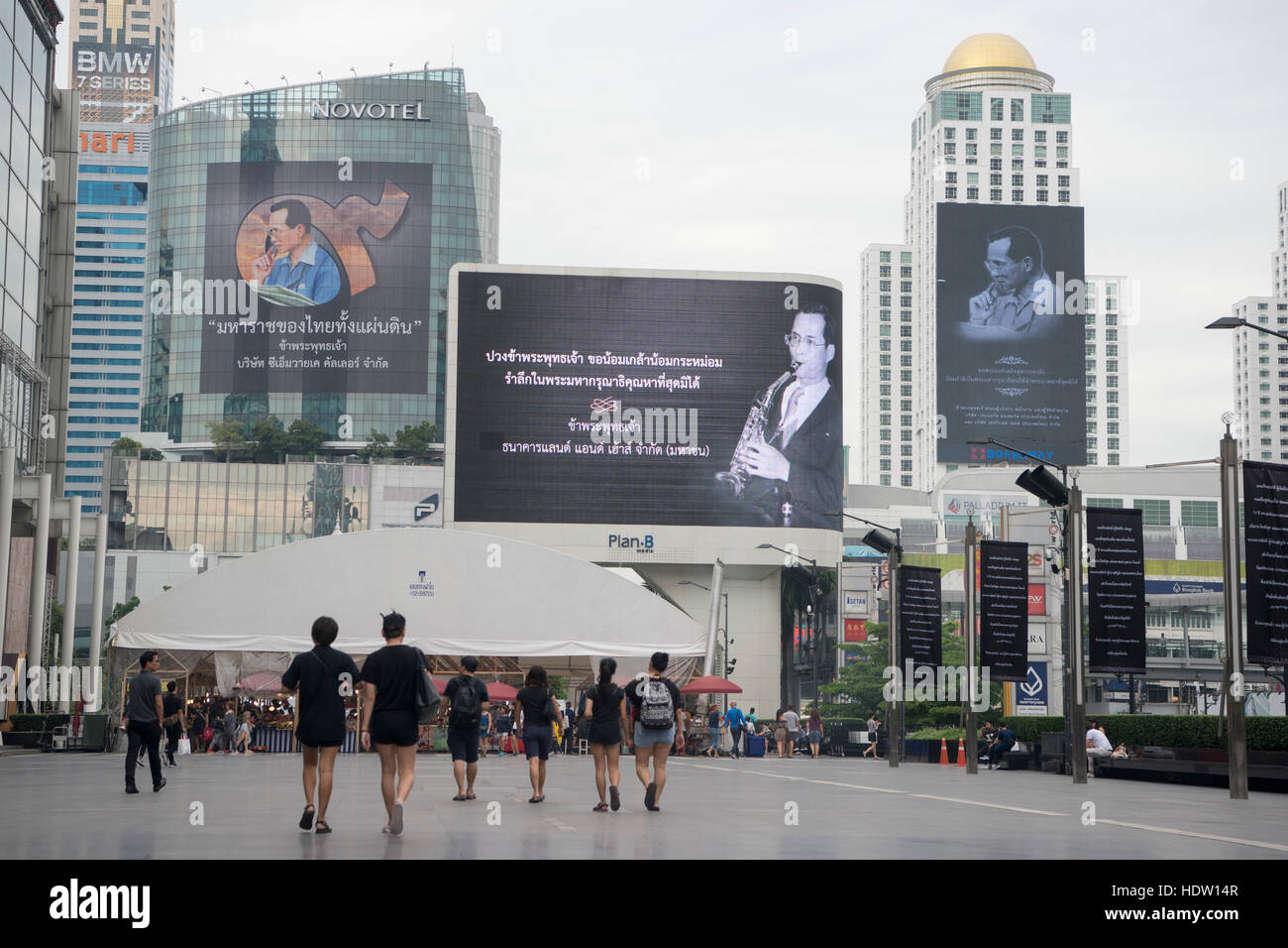 pictures of the former King Bhumibol in the city centre at Pratunam in the city of Bangkok on 3. Novembre 2016 in Thailand Stock Photo