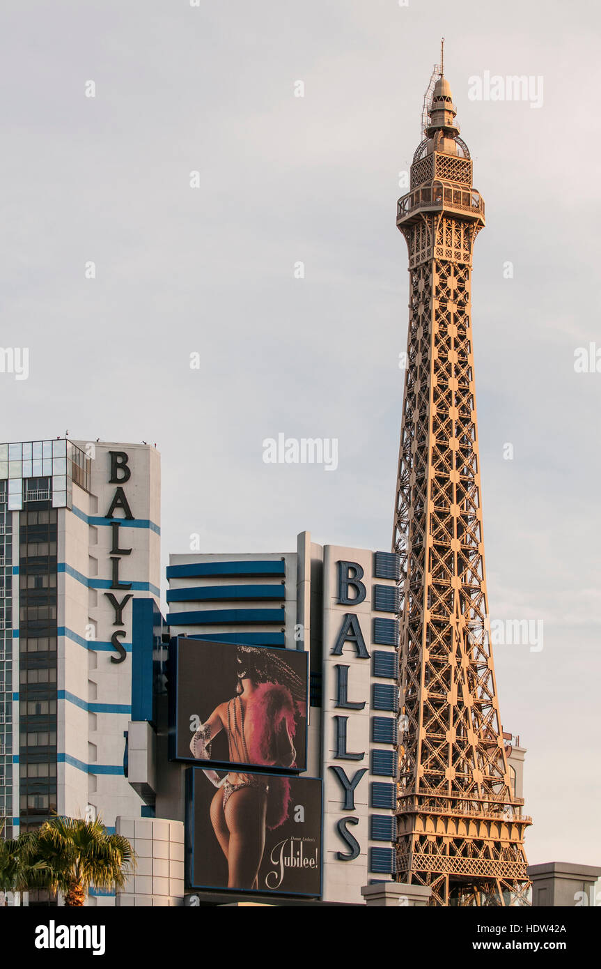 Hotel Paris in Las Vegas editorial photo. Image of highway - 100067651