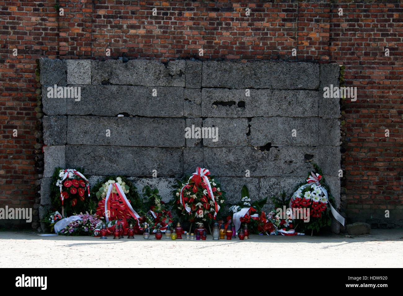 Wreaths laid at he Death Wall at Auschwitz Birkenau, Oswiecim, Poland. The SS shot several thousand people at this wall of death in a yard between blo Stock Photo
