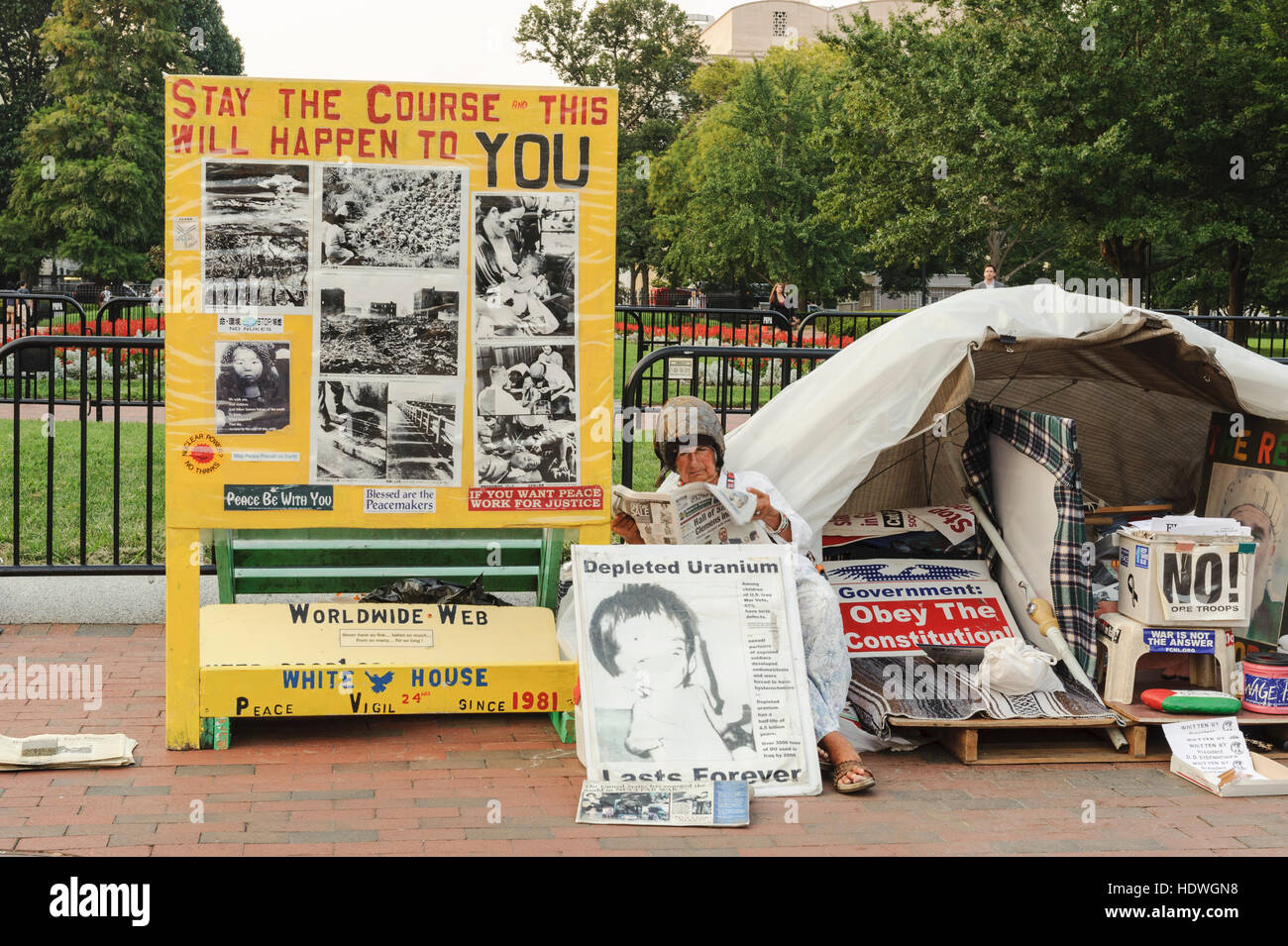 White House Peace Vigil, Concepcion Picciotto, a Spanish-born peace activist reading a newspaper in her camp on Pennsylvania Ave., Washington, D.C. Stock Photo