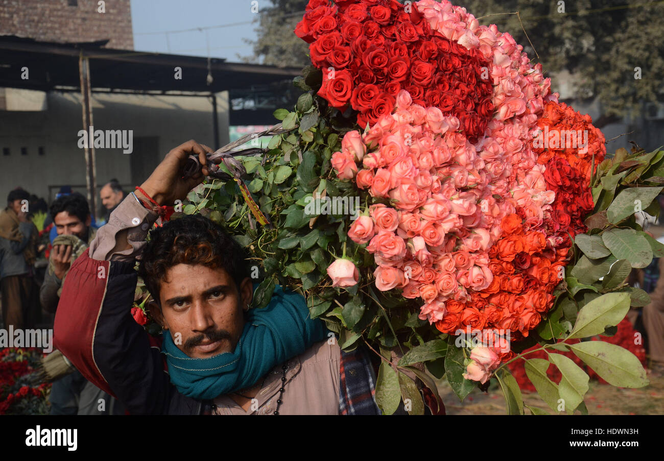 Lahore, Punjab, Pakistan. 14th Dec, 2016. Pakistani Flower wholesalers