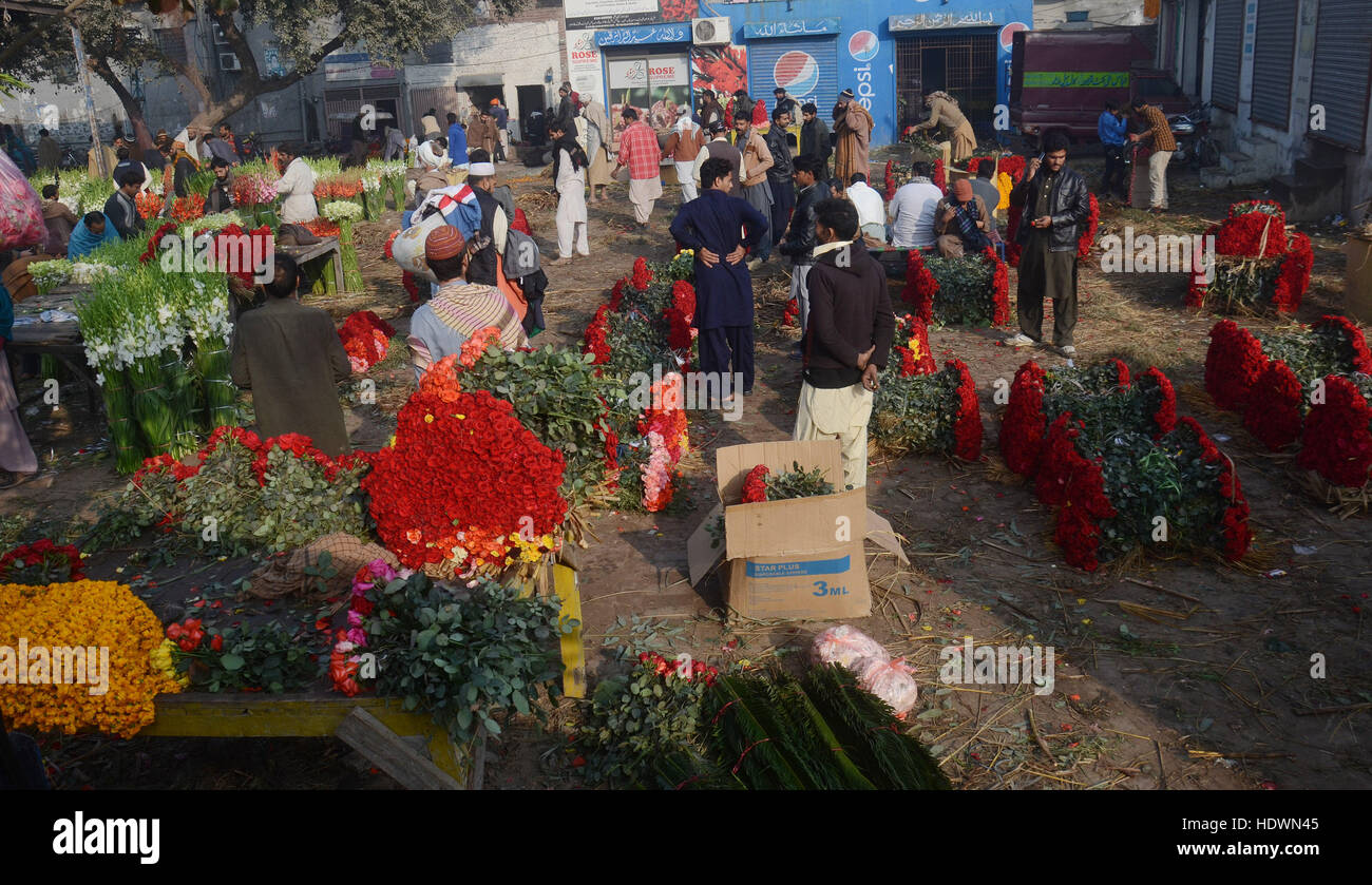Lahore, Punjab, Pakistan. 14th Dec, 2016. Pakistani Flower wholesalers