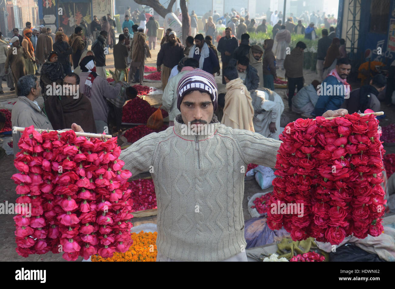 Lahore, Punjab, Pakistan. 14th Dec, 2016. Pakistani Flower wholesalers