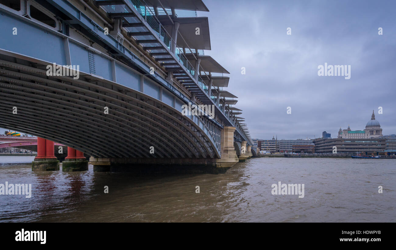 Looking across river thames hi-res stock photography and images - Alamy