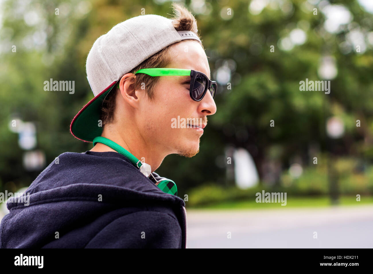 People wearing sunglasses hi-res stock photography and images - Alamy