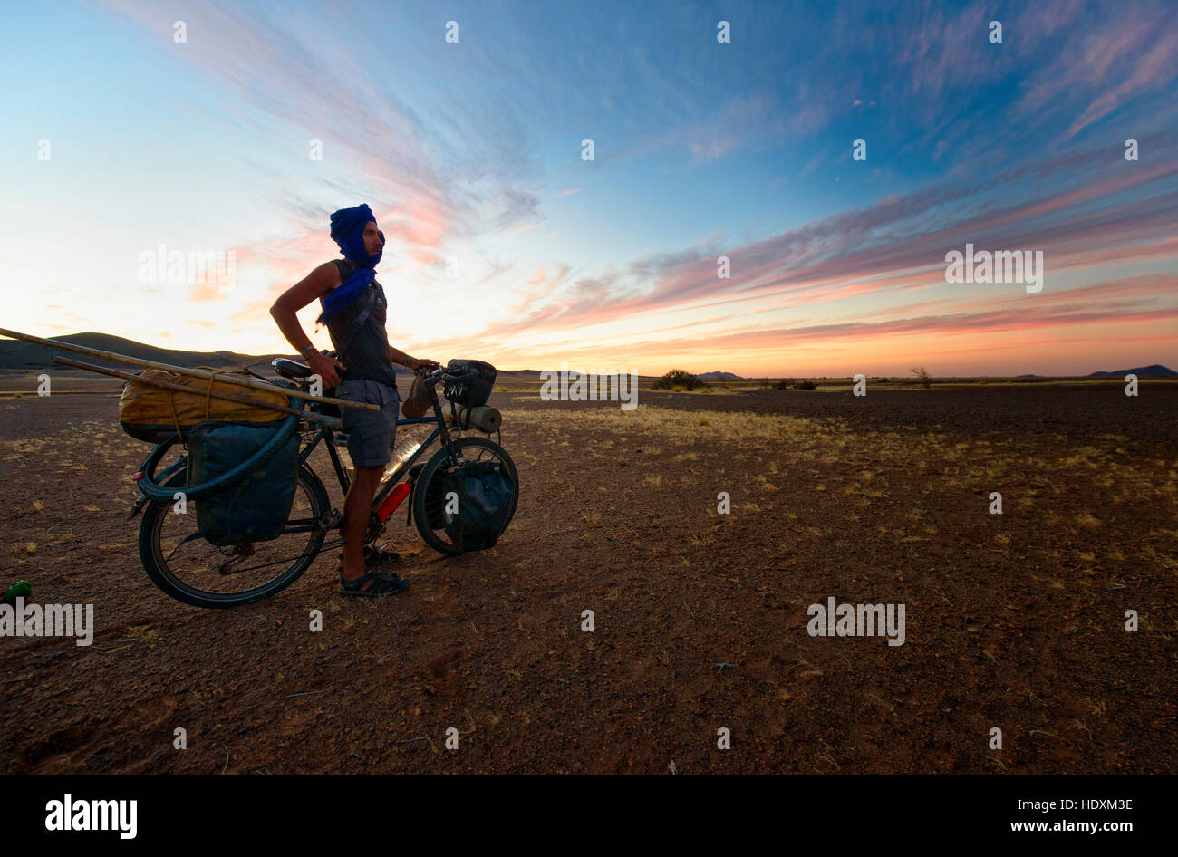 Cycling in the Adrar region of the Sahara desert, Mauritania Stock Photo