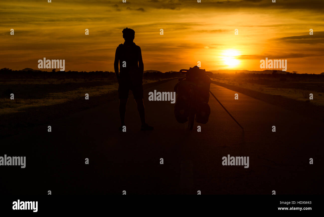 Cycling in the Adrar region of the Sahara desert, Mauritania Stock Photo