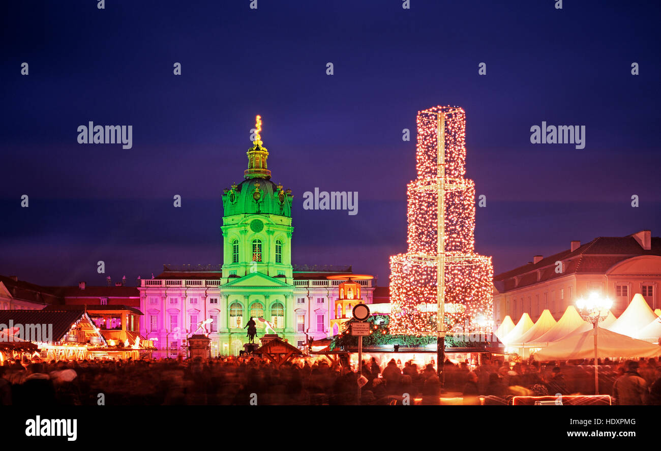 https://c8.alamy.com/comp/HDXPMG/christmas-market-at-charlottenburg-palace-berlin-germany-HDXPMG.jpg