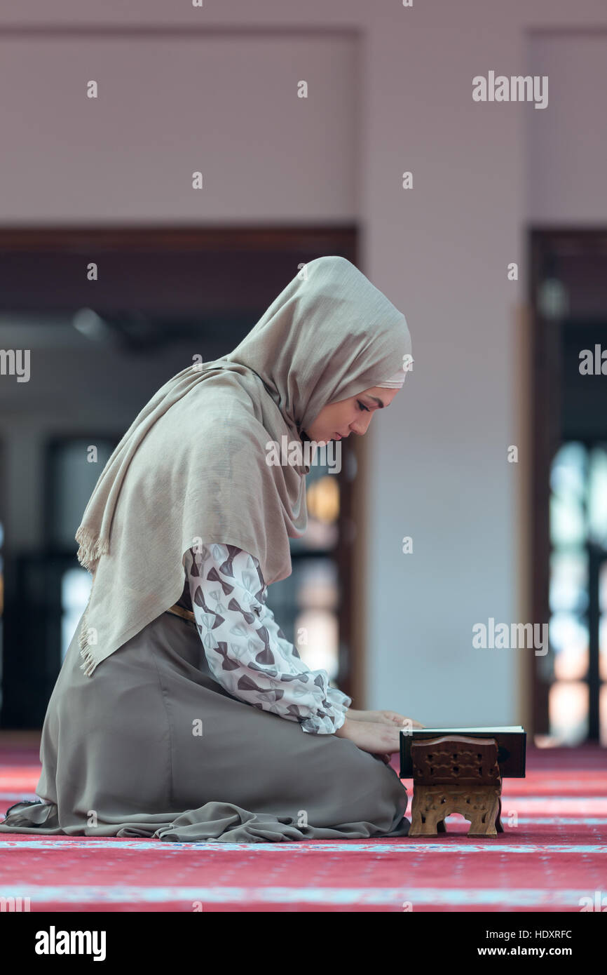 Young muslim woman reading koran in mosque Stock Photo - Alamy