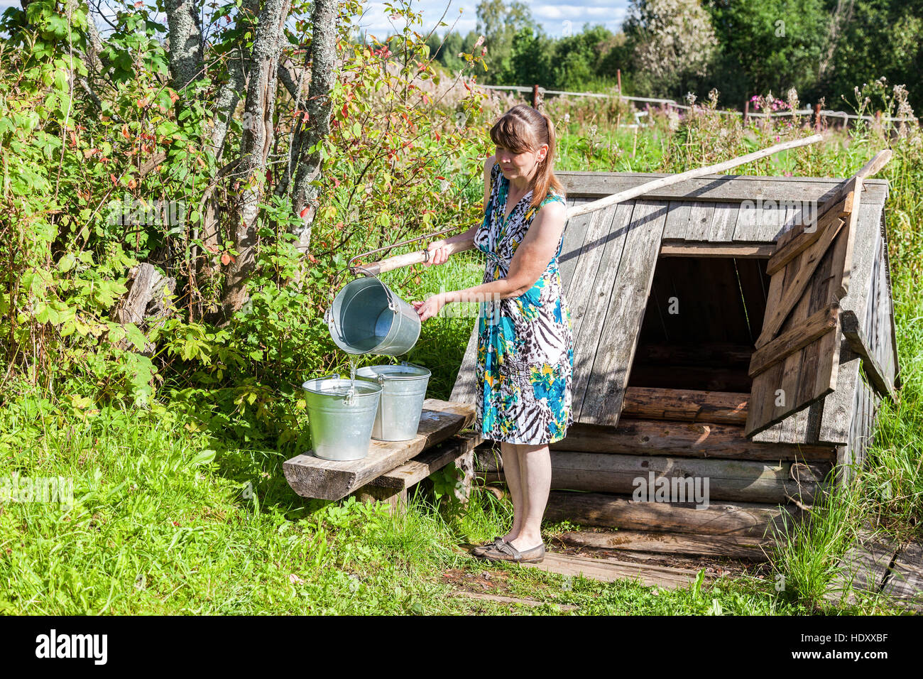 Деревенский колодец. Фотосессия у колодца. Стоит в деревне у колодца. Деревенский колодец. Красивый деревенский колодец.