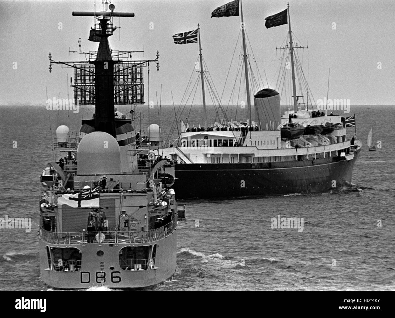 AJAX NEWS PHOTOS. 1977. SPITHEAD, ENGLAND. - SILVER JUBILEE FLEET REVIEW - THE ROYAL YACHT BRITANNIA WITH H.M.QUEEN ELIZABETH II EMBARKED, WITH THE NEWLY COMPLETED DESTROYER BIRMINGHAM ASTERN, IN A SPITHEAD REVIEW OF THE FLEET, JULY 1977.  PHOTO:JONATHAN EASTLAND/AJAX REF:SJFR77 20 Stock Photo