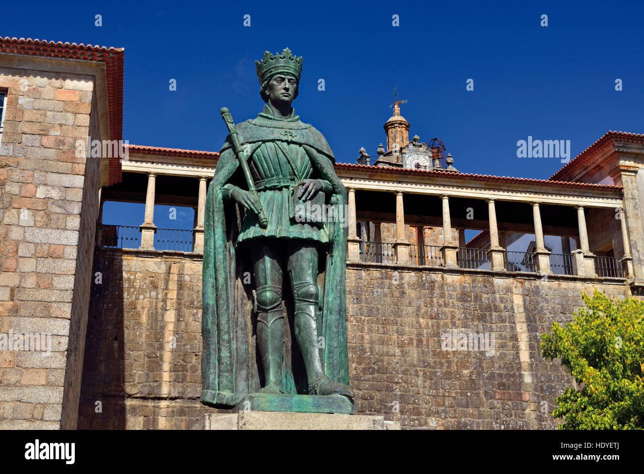 Portugal, Viseu: Bronze statue of King Dom Duarte with medieval Cathedral in the background Stock Photo