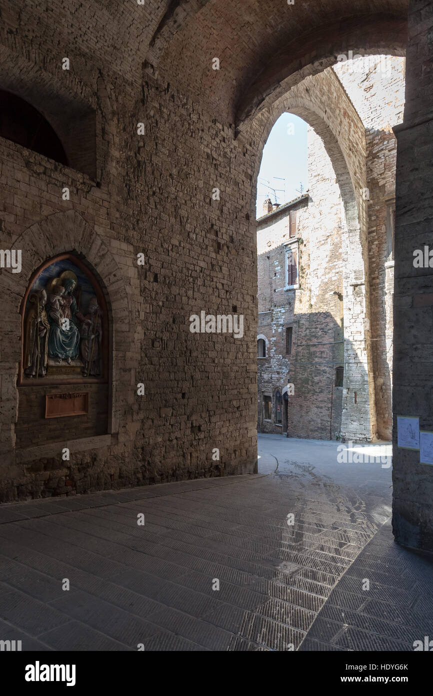 Dark medieval street hi-res stock photography and images - Alamy
