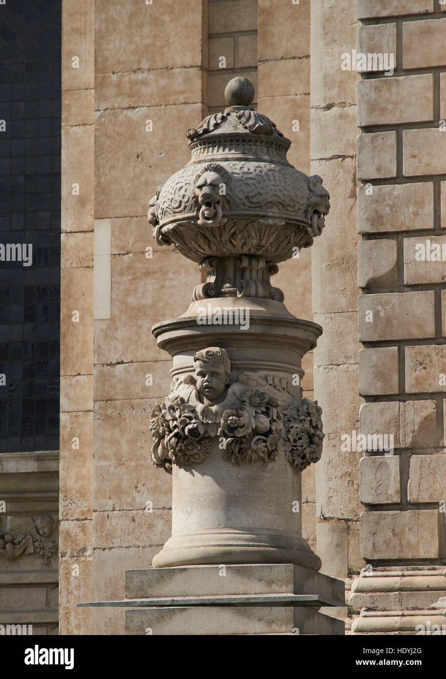 Urn and cherub on gateway on south portico, by Grinling Gibbons  St Paul's Cathedral, London. Late 17th century. Stock Photo