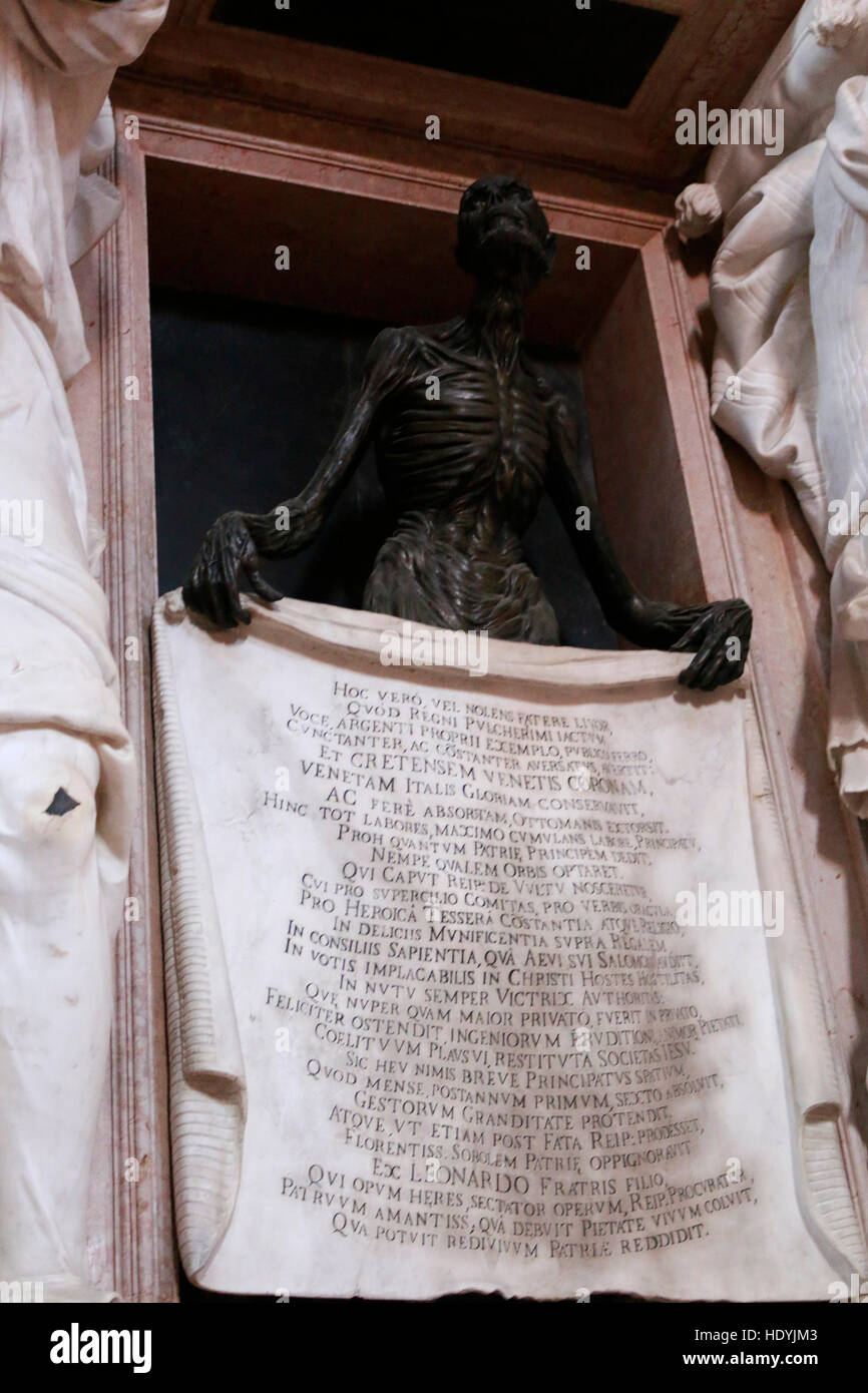 Skelett, Tod: Steinskulptur in einer Kirche, Venedig, Italien. Stock Photo