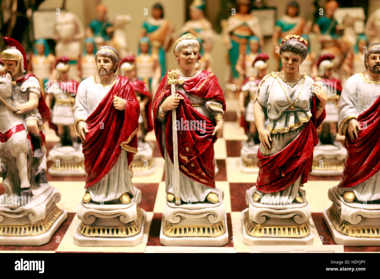 Schachbrett mit Figuren aus dem Roemischen Reich: u.a. Kaiser Augustus, Octavian, Schaufenster, Venedig, Italien. Stock Photo
