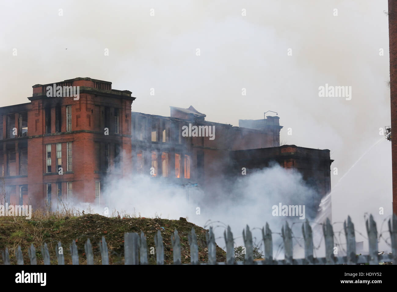 Oldham, UK. 15th Dec, 2016. A mill fire engulfed by smoke on Cardwell Street, Oldham, 15th December, 2016  Credit:  Barbara Cook/Alamy Live News Stock Photo