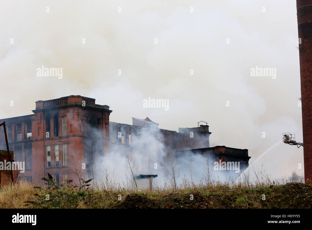 Oldham, UK. 15th Dec, 2016. A fireman with a hose on a cherry picker