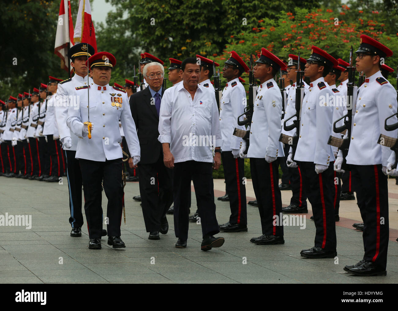 (161215) -- SINGAPORE, Dec. 15, 2016 (Xinhua) -- Philippine President Rodrigo Duterte (4th L) and Singapore's President Tony Tan Keng Yam (3rd L) attend the official welcome ceremony at Singapore's Istana, Dec. 15, 2016. Philippine President Rodrigo Duterte began his two-day state visit to Singapore on Thursday. (Xinhua/Bao Xuelin) (cl) Stock Photo