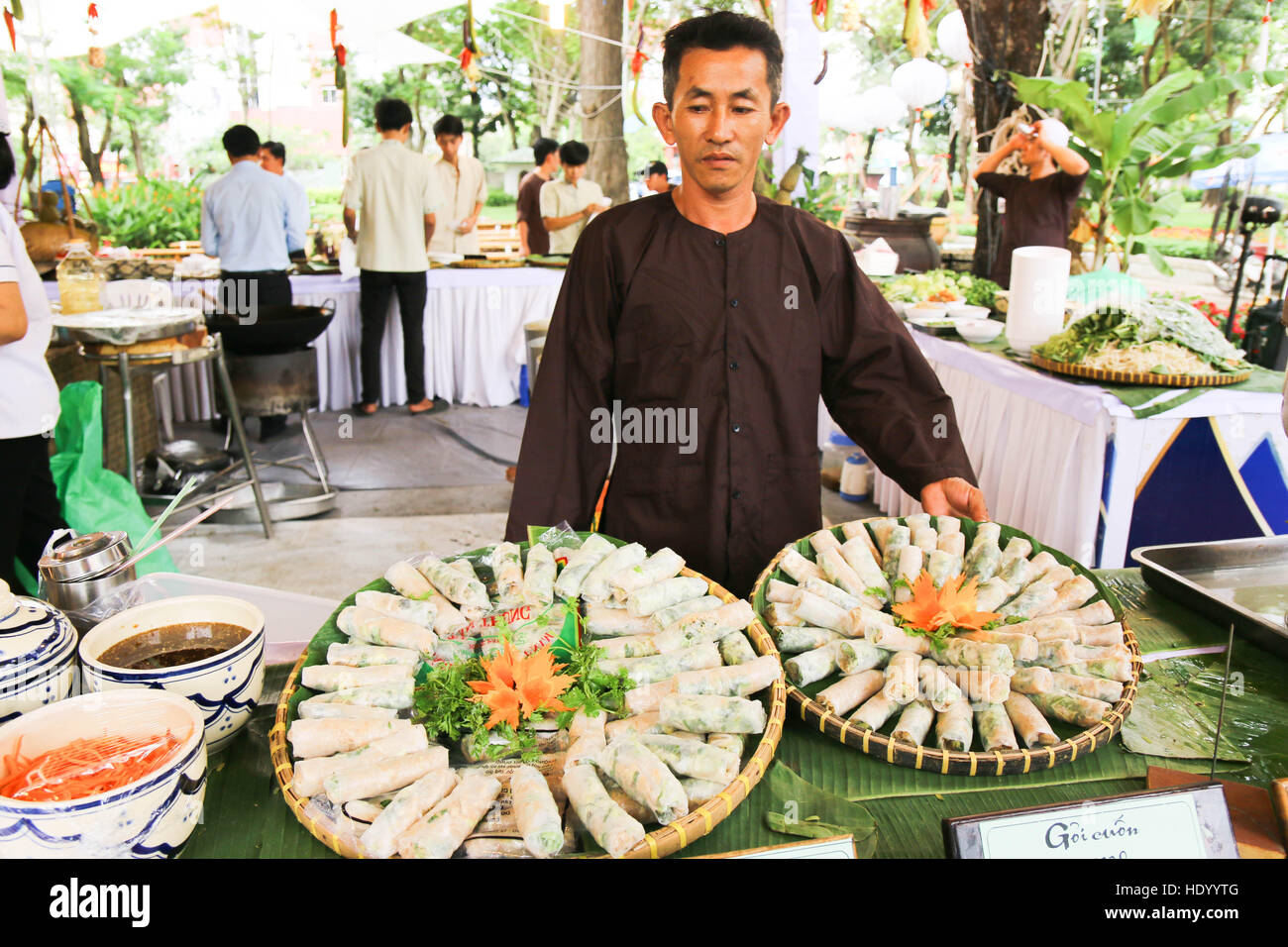 Ho Chi Minh City, Vietnam. 15th Dec, 2016. A staff introduces Vietnamse spring rolls at the Ho Chi Minh City International Food Festival 2016 in Ho Chi Minh City, Vietnam, Dec. 15, 2016. The Ho Chi Minh City International Food Festival 2016, held from Dec. 15 to 18, is showcasing special dishes from 18 countries and territories with a total of 150 booths. A wide range of activities, including a cooking contest, a gastronomy photo exhibition, bartender demonstrations and music shows will also be held during the event. © Hoang Thi Huong/Xinhua/Alamy Live News Stock Photo