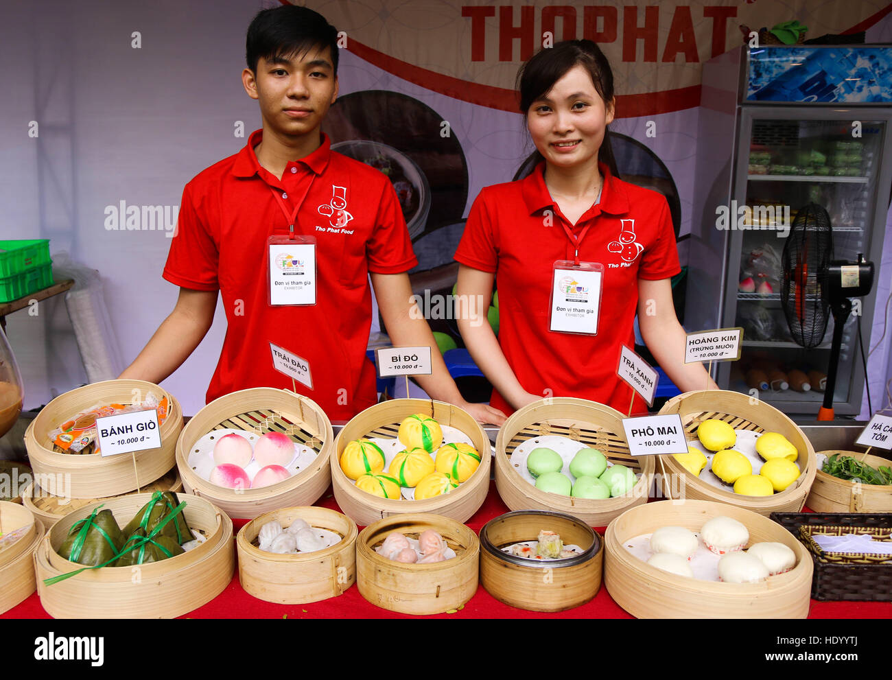 Ho Chi Minh City, Vietnam. 15th Dec, 2016. Staff introduce Chinese food at the Ho Chi Minh City International Food Festival 2016 in Ho Chi Minh City, Vietnam, Dec. 15, 2016. The Ho Chi Minh City International Food Festival 2016, held from Dec. 15 to 18, is showcasing special dishes from 18 countries and territories with a total of 150 booths. A wide range of activities, including a cooking contest, a gastronomy photo exhibition, bartender demonstrations and music shows will also be held during the event. © Hoang Thi Huong/Xinhua/Alamy Live News Stock Photo
